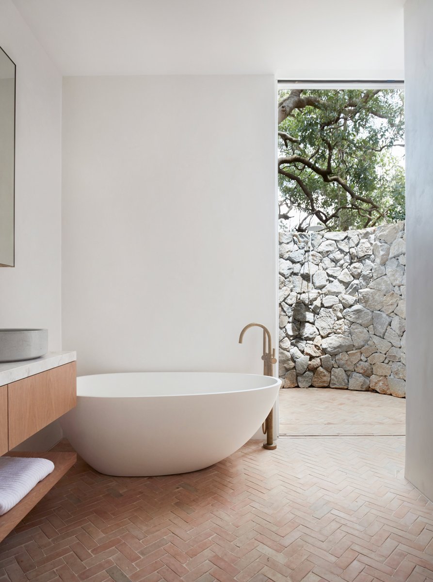 dezeen's tweet image. This dreamy holiday home in Sydney has been planned to maximise views of its luscious green surroundings: at.dezeen.com/3fj3k58