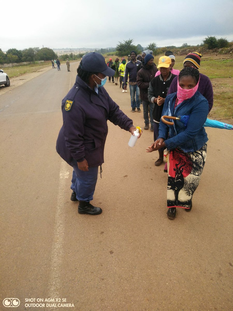 MANCOSA's tweet photo. MANCOSA is committed to helping our nation overcome these dark days. Together with Uplifting Humanity, we purchased over 7000 food parcels that were distributed at the Spruit Township on the East Rand in Gauteng #UnitedWeStand #InThisTogetherSA #COVID19SouthAfrica @HonorisUni https://t.co/6d3HGCOaSz