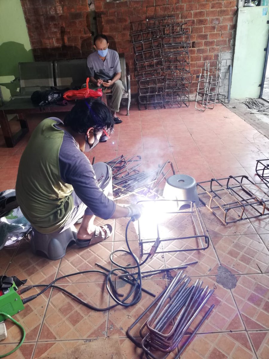ListrikMatahari's tweet photo. Tim Pekerja Sedang membuat Cakar Ayam 👍🏻👍🏻👍🏻 https://t.co/g4soZwtiRc