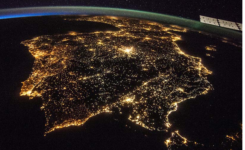 EySMunicipales's tweet photo. Desde el  @iaa_csic estudian la influencia del estado de alarma en los niveles de contaminación lumínica.🌟

➕Información vía @FDescubre: https://t.co/U8ZtNXrdIf https://t.co/M6V4QSE2Yw