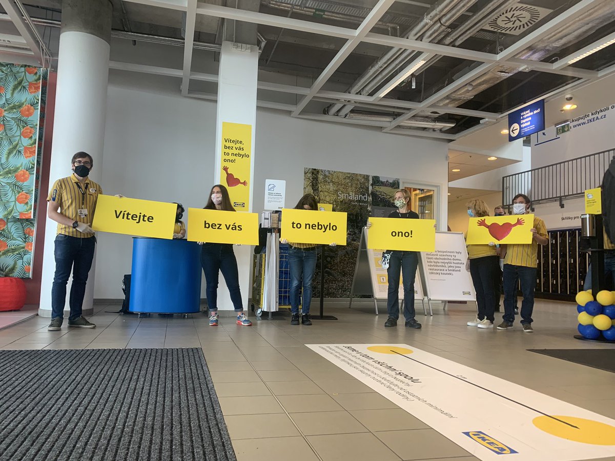Před IKEA ještě před otevřením pár set lidí, zájem šokoval i pracovníky obchodu! Lidi se sjeli z různých částí republiky. Prozradil jim někdo, že masové koule dneska nebudou? ☺️