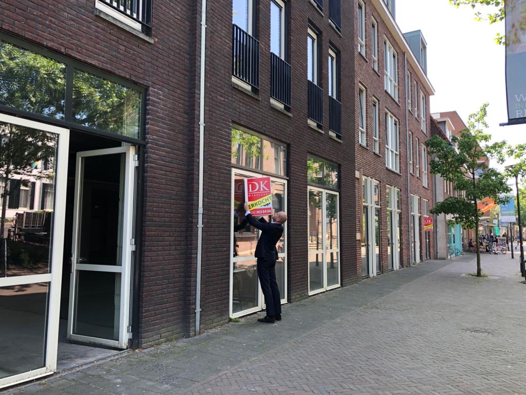 Goed nieuws uit de Dorpsstraat in 
<a href="/Gem_Renkum/">Gemeente Renkum</a> . De ruim 1.000 m² winkelruimte tegenover het oude postkantoor zal eindelijk in gebruik worden genomen. 
Tandartsenpraktijk Lawickspoort uit Wageningen, heeft de ruimte gekocht. Opening van de Renkumse vestiging einde dit jaar.