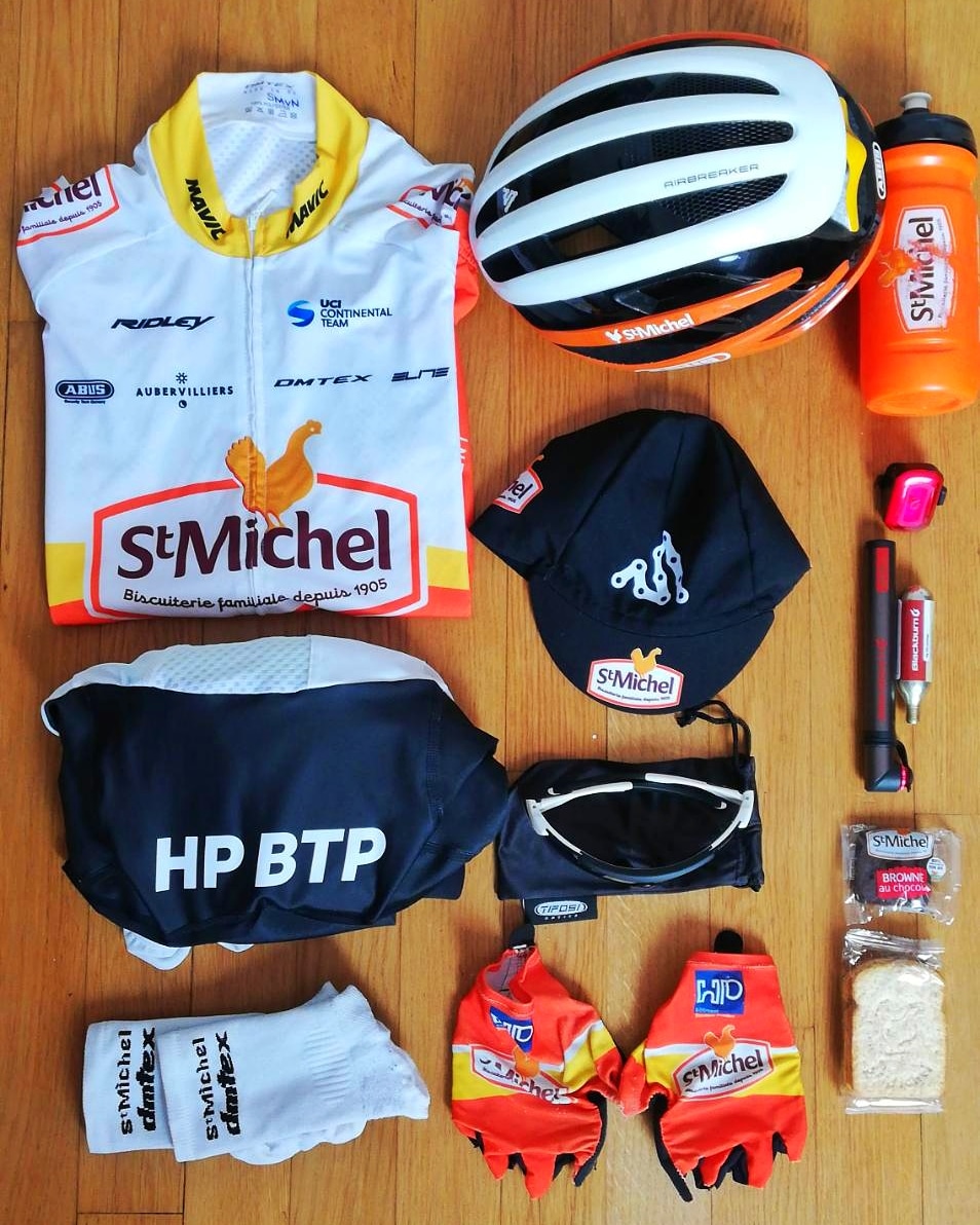 Auber93Cyclisme's tweet photo. ☑️ Tenue DMTEX
☑️ Casque Abus 
☑️ Lunettes Tifosi Optics
☑️ Bidons Élite 
☑️ Pompe et éclairage Blackburn 
☑️ Gateaux St Michel 

Prêts à retrouver les routes d'entraînement 👌

Bonne sortie en solo, en prenant soin de vous et des autres ! https://t.co/7zrqnZIac3