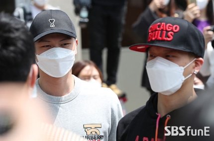 BTOBSupports's tweet photo. [PRESS] #BTOB Eunkwang, Peniel and Ilhoon on Hyunsik and Sungjae Enlistment Day
#비투비 @OFFICIALBTOB

https://t.co/fe00W6nBGM
https://t.co/D9vAz8BPzS
https://t.co/MQRz2TX1wS
https://t.co/u999KaGq6F https://t.co/zlGr0CdiLh