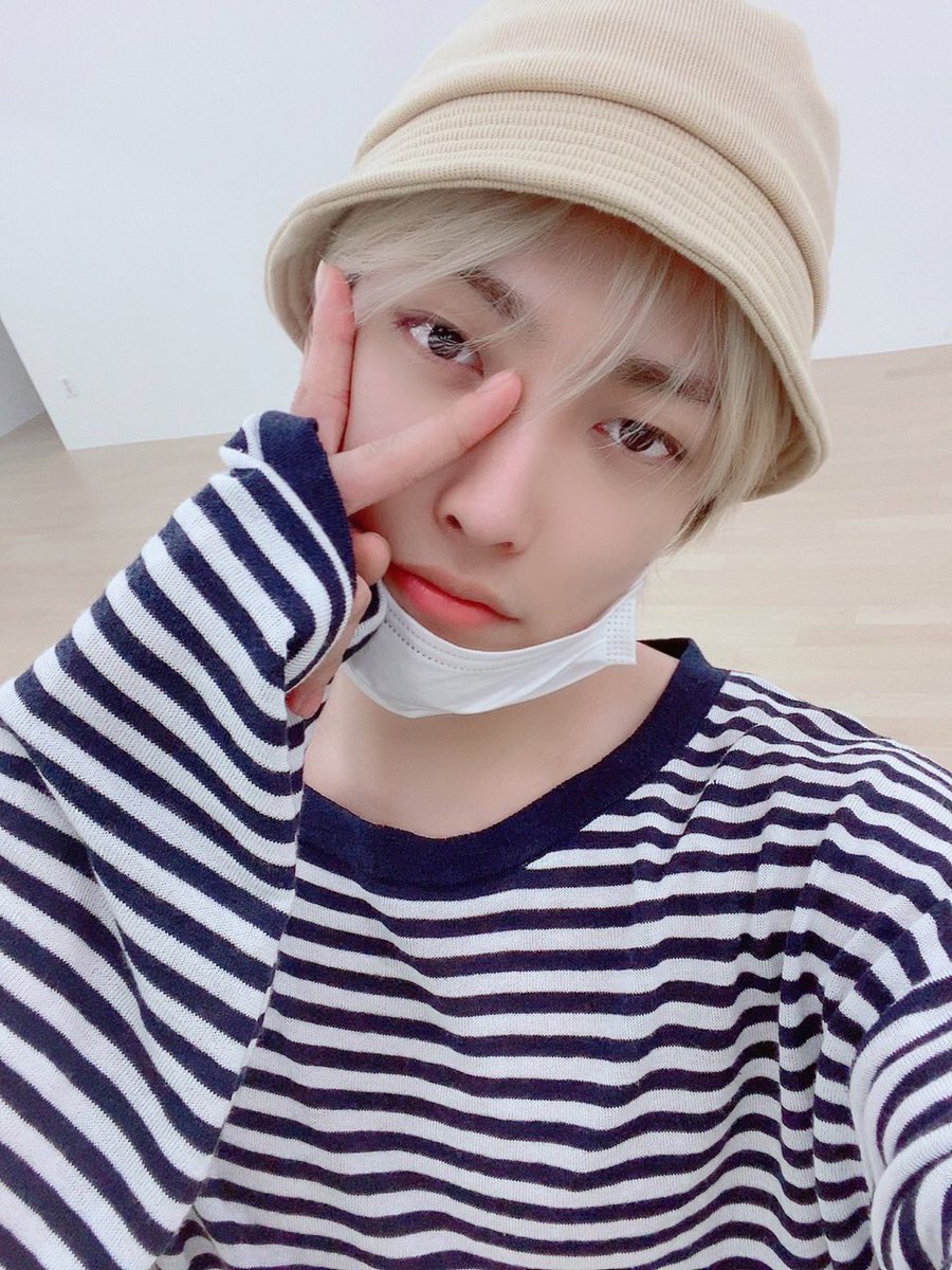 ATEEZofficial's tweet photo. [#홍중] ✌✌
#ATEEZ #에이티즈 https://t.co/JTlzwv2h7Z