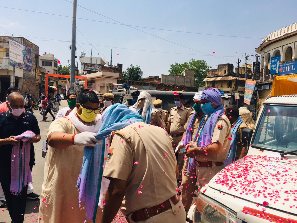 Patheyofficial's tweet photo. #कोरोनायोद्धा  पुलिसकर्मियों 
का सम्मान करते
@RSSorg  #सीकर के स्वयंसेवक
@Patheykan1 https://t.co/dEJcaSxvrZ