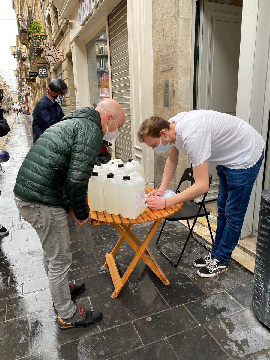 Distribution de gel hydroalccolique grâce à 1 commande groupée avec #larondedesquartiers et mise en place d'affiche personnalisée à l'entrée des boutiques : les #commerces sont prêts💪, motivés pour accueillir les clients et débuter ce #Deconfinement11Mai  #bordeauxmaville