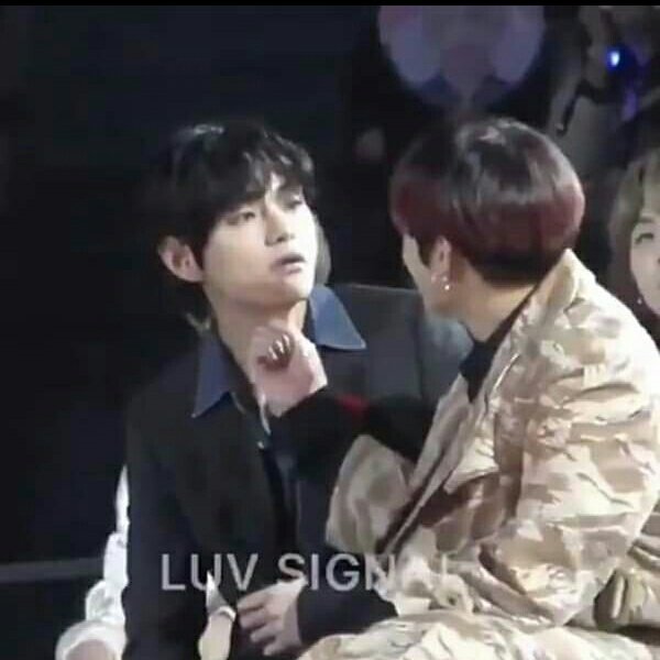 lynesorj's tweet photo. TAE WAS TALKING WITH YOONGI WHEN SUDDENLY GGUK PLAYED HIS HAIR HE TRIED TO STOP IT BUT GGUK PLAYED HIS HAIR AGAIN.TAE WAS ABOUT TO THROW A FIST TO GGUK HE KEEP SAYING "MWO?" "MWO?" (?) SO GGUK JUST TICKLE TAE NECKS!💜 #BTSMAMA2019 #MAMAS2019 https://t.co/eKAIZaHfwK