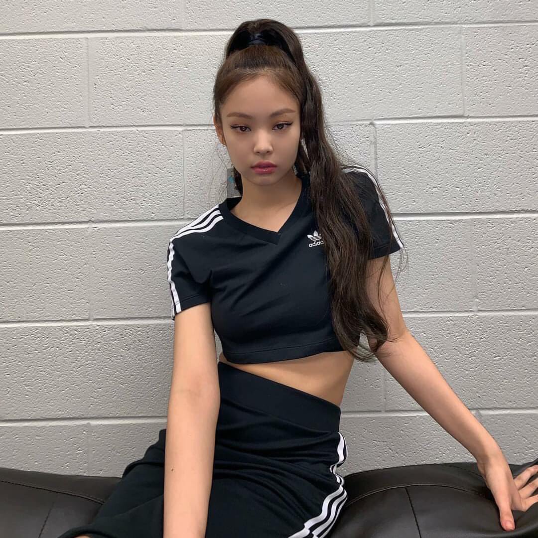 Jennie defining "sexy" in ponytails.