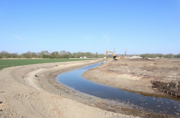 De #werkzaamheden voor de nieuwe aansluiting op de #A6 en Anthony Fokkerweg zijn in volle gang. De Hollandse Tocht wordt omgelegd om ruimte te maken voor de nieuwe afrit naar Lelystad Airport Businesspark. Het oude deel van de tocht wordt gedempt. Meer op flevowegen.nl/alle-nieuws/vo…