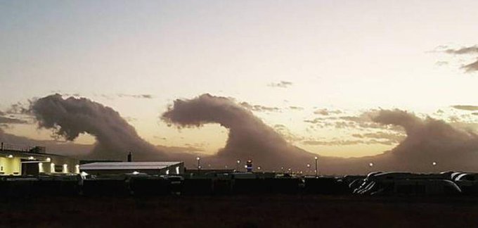 Rainmaker1973's tweet photo. One of the most impressive shots of Kelvin-Helmholtz clouds captured in the southern sky near Christchurch International Airport, New Zealand in 2017 [source: https://t.co/kxb1E9WUNp] https://t.co/g5pZXnu7Ae