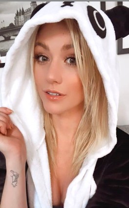 anasrapp's tweet image. @Kat_McNamara , I don&apos;t if you remember this little panda at thoscon1 in 2017.. But I&apos;m smile when I see our first photo together . Little parallèle team Panda !
#anapanda #panda #THOSCON #KatherineMcNamara #teampanda #SelfieForKat