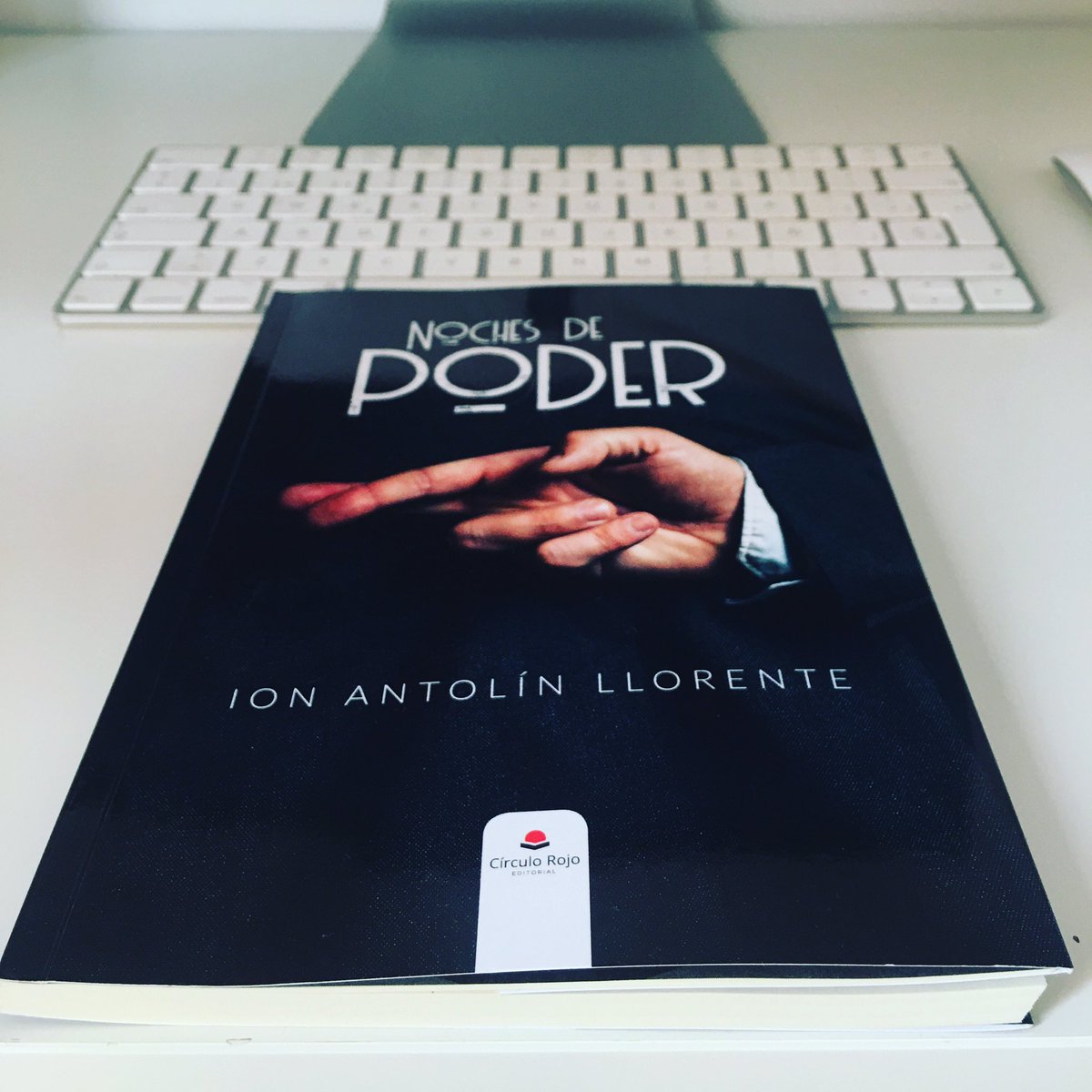 Luis_A_Stamaria's tweet photo. Empezamos la semana con nueva lectura: una novela política de mi apreciado @ionantolin , que tuvo el gesto de firmarme el ejemplar. Las primeras páginas demuestran un estilo fino y depurado que hará que el libro me dure escasos días, seguro.

#nochesdepoder #politica #novela https://t.co/JOnJCY5RVp