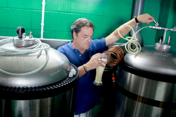 arrandeterra_'s tweet photo. Birres transformades a prop de casa teva🍻
#BdeGust (Caldes de Malavella)
@CervesaNinkasi (Navàs)
#Lybica (Llívia)
#LaFlorestina (Floresta)
@ComicBeer
#LoVilot (Almacelles)
#Kibus (Barcelona)
#EstrellaNegra (Igualada)
Els seus contactes a https://t.co/GsZkEb0DHG https://t.co/rWAPx7GtuY