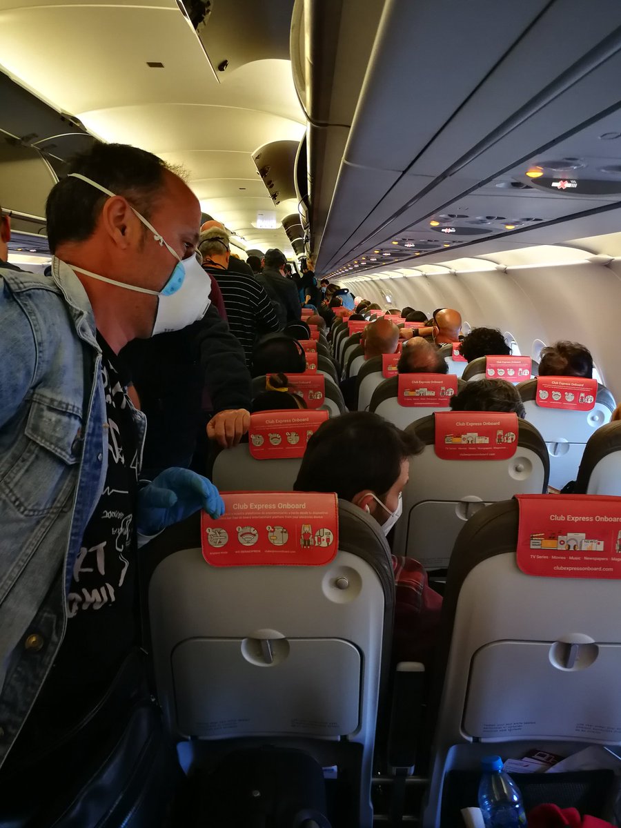 javimartinramo1's tweet photo. Buenas ayer volé en el vuelo a Madrid - Gran Canaria de iberia. La situación fue la siguiente. En el aeropuerto nos pedían todas las medidas de seguridad como es lo normal en esta situación. Una vez llegue a la puerta de embarque vi fleje de gente en la puerta. https://t.co/4CEigKGW9j