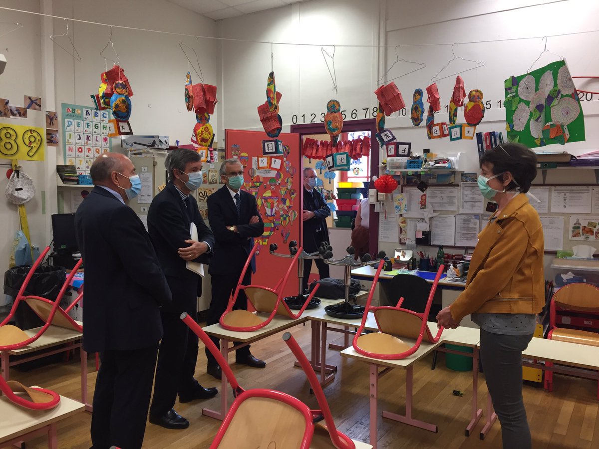 academielyon's tweet photo. @DugripOlivier et @gerardcollomb présents ce matin aux côtés des équipes de l’ecole Berthelot pour évoquer le retour des élèves à l’école le 14 mai :
- locaux désinfectés et aménagés
- accueil progressif des élèves par petits groupes
- gestes barrières
- dialogue avec les parents https://t.co/LWpdOwbLPi