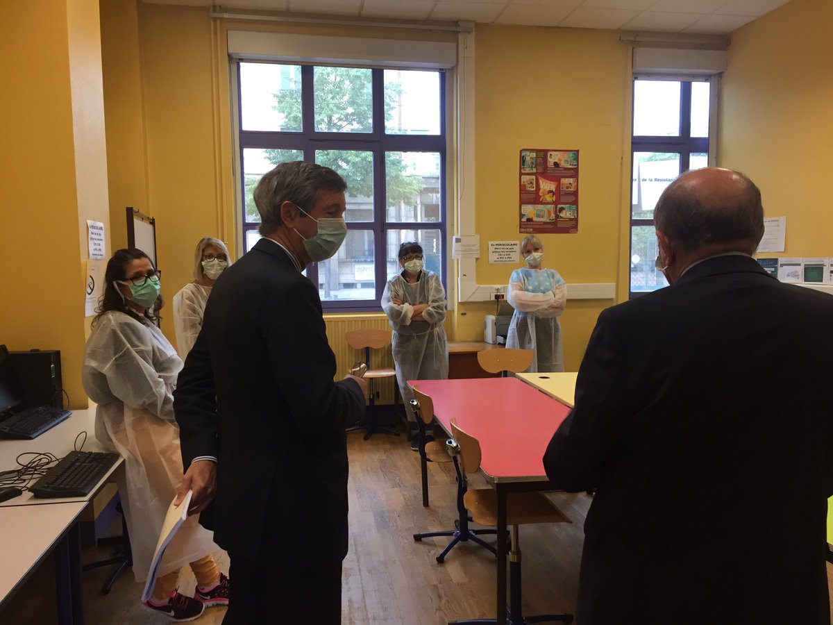 academielyon's tweet photo. @DugripOlivier et @gerardcollomb présents ce matin aux côtés des équipes de l’ecole Berthelot pour évoquer le retour des élèves à l’école le 14 mai :
- locaux désinfectés et aménagés
- accueil progressif des élèves par petits groupes
- gestes barrières
- dialogue avec les parents https://t.co/LWpdOwbLPi