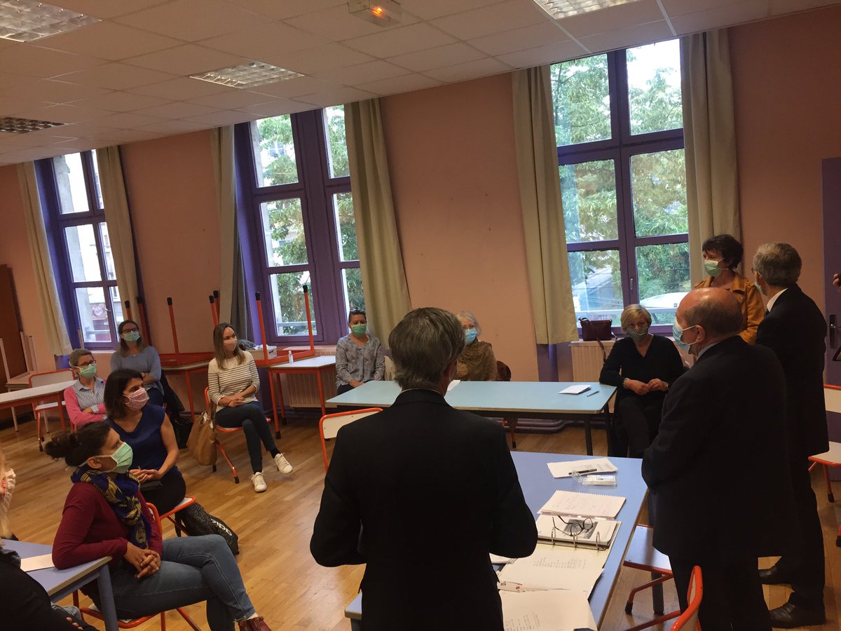 academielyon's tweet photo. @DugripOlivier et @gerardcollomb présents ce matin aux côtés des équipes de l’ecole Berthelot pour évoquer le retour des élèves à l’école le 14 mai :
- locaux désinfectés et aménagés
- accueil progressif des élèves par petits groupes
- gestes barrières
- dialogue avec les parents https://t.co/LWpdOwbLPi