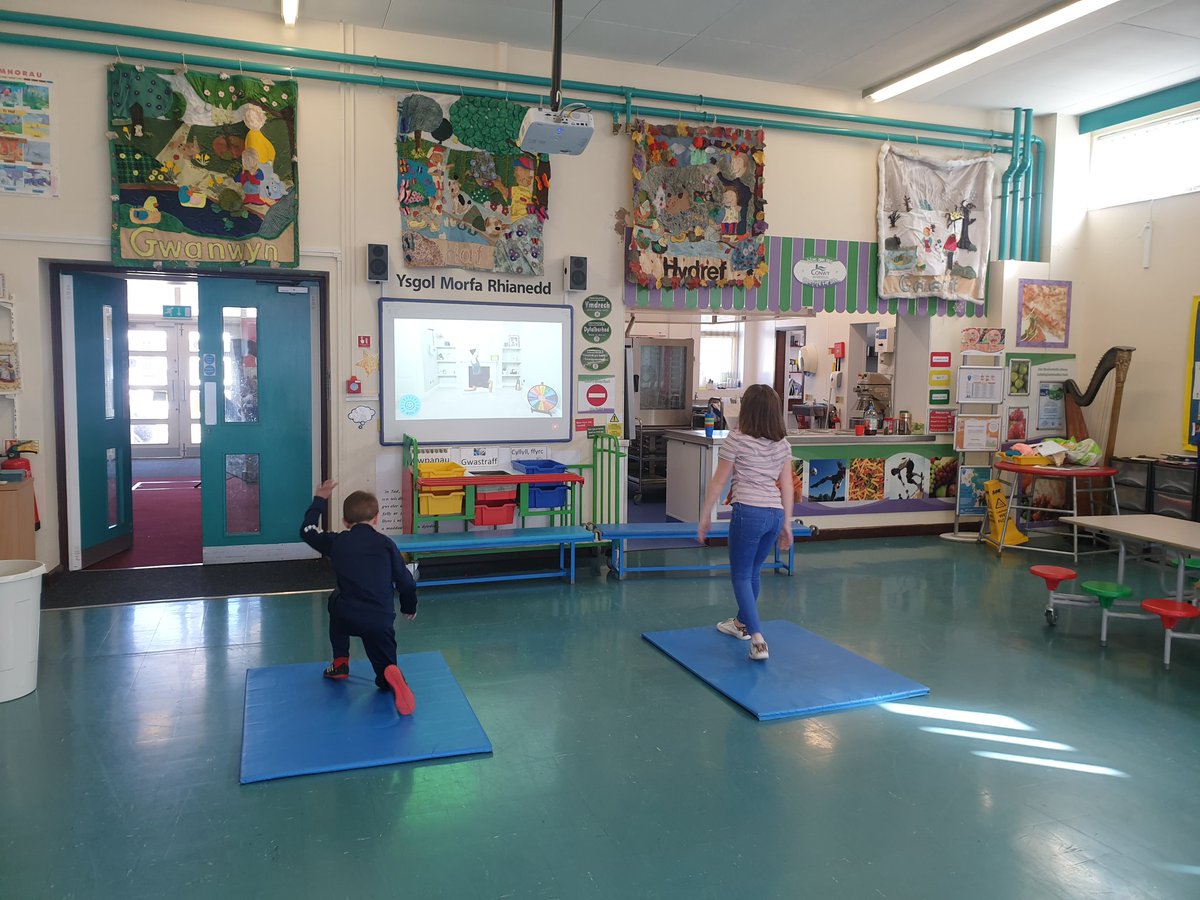 blwyddyn4a5's tweet photo. Dechrau ein diwrnod gyda @thebodycoach 💪😁
Starting our day with @thebodycoach 💪😁
@MorfaRhianedd 
@AntiFfis https://t.co/NvvUW6JlZi