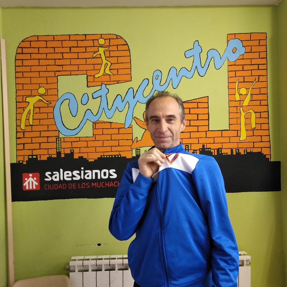 Aunque estemos de cuarentena, tenemos algo que celebrar y es que hoy cumple años nuestro compañero Chiqui. 
Esperamos que pases un gran día y que pronto podamos celebrarlo todos juntos 🎉
<a href="/ciudaddelosmuch/">ciudaddelosmuchachos</a>