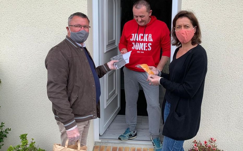 Mediavenir's tweet photo. 🇫🇷 Pandémie de #coronavirus : À #Subles (#Calvados), Thierry #Dubosq, un élu municipal, a renoncé à sa rémunération pour acheter de quoi fabriquer 700 #masques pour ses administrés. (Le Parisien) #COVID19 #DeconfinementJour1 https://t.co/Vmqxfvvy8c