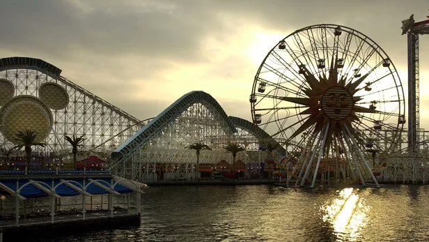 Le_Figaro's tweet photo. 🎡 Le parc Disneyland de #Shanghai a rouvert ce lundi 11 mai ses portes au public.

→ https://t.co/Hv60g1SlUQ
#coronavirus #deconfinementjour1 #11mai2020 https://t.co/A1BHVCg1sS