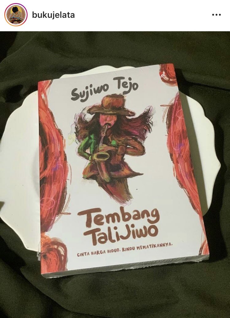 sudjiwotedjo's tweet photo. “Manusia dan Brownies sama saja. Brownies tak dapat menjelaskan brownies. Manusia, hakikatnya, tak dapat menjelaskan manusia,” #TembangTaliJiwo 

(Kontak/DM @purpalart untuk dapat buku dgn TTD + quote/nama pembaca tulisan tanganku ini 👇🏿+ amal utk terdampak pandemi, hari ini max) https://t.co/5DpmFAuirI