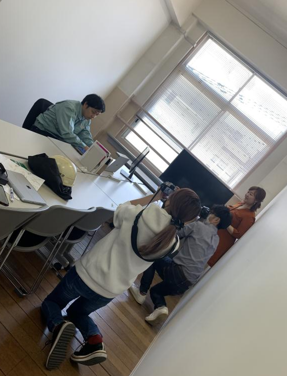 umecoumeko's tweet photo. 今回のLPをつくるにあたって、トップ写真は、
・モデル👷👷♀️
・カメラマン📸
・備品⛑🚧
・構図🎭
・編集🖥️
オール自前で行いました✨
優秀なカメラマンと役どころバッチリなモデル陣、そしてセンス抜群のデザイナーさんによる自慢のLPです😊♥
#SynQCall
#遠隔臨場
#現場の働き方改革 https://t.co/VAljayrnIg
