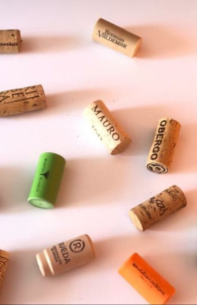 El otro día hablábamos de las pequeñas cosas que hemos aprendido a apreciar ¿Verdad? ¿Y qué mejor que esta imagen para ver la importancia de lo pequeño para lo grande? ¿Qué mantiene la esencia de los grandes vinos? ¡Feliz fin de semana! #restaurantesmadrid #madrid #baresmadrid