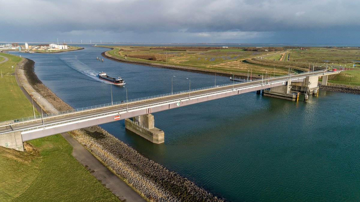 Rijkswaterstaat's tweet photo. We werken tussen 15 en 27 mei aan de #Postbrug en #N670 over het Kanaal door Zuid-Beveland π Daarbij vervangen we de slijtlaag van het asfalt en herstellen we vangrails. De brug is dan afgesloten, houd rekening met omleidingen en extra reistijd π https://t.co/hHrtglpJZK https://t.co/202MTmKRc0