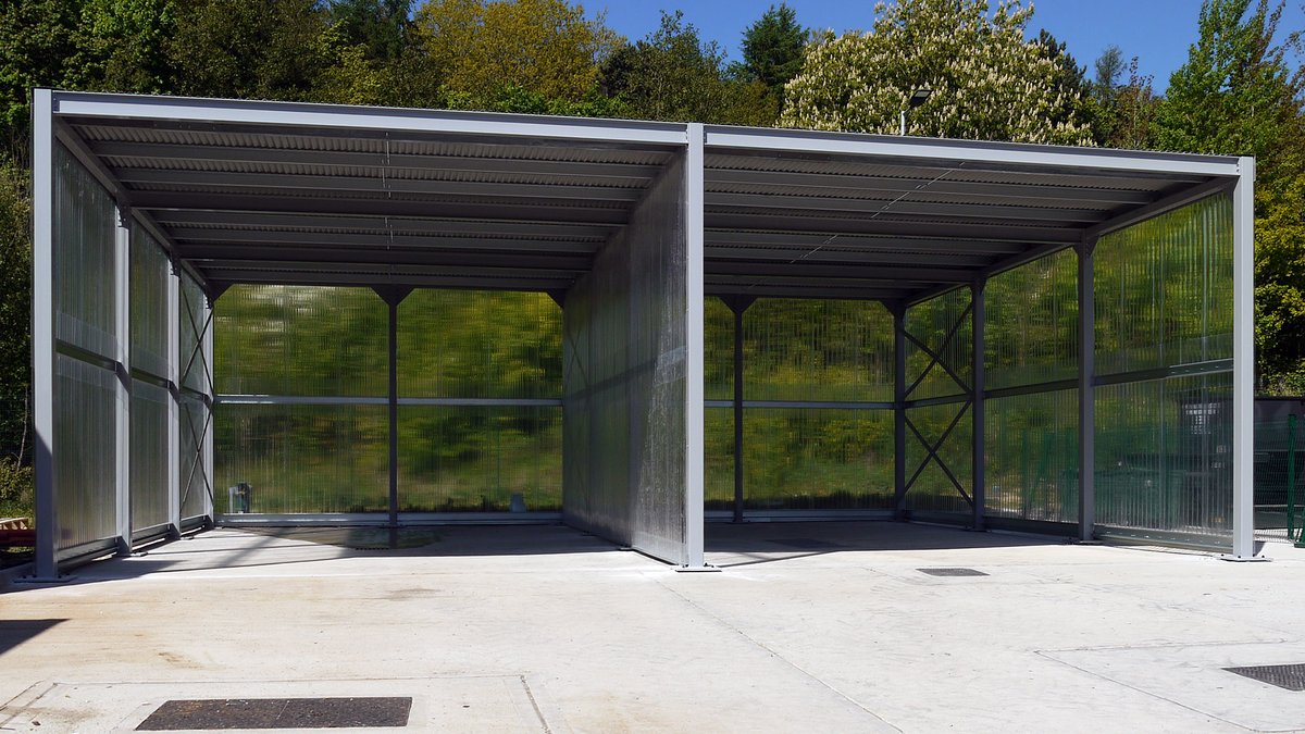 ScreensUk's tweet image. We completed this enclosure for the NHS Blood and Transplant Center project in Barnsley last week. This over-sized 2 bay enclosure is 12.8M x 10.2M and 5.5M tall and was installed in just a week. If we can help you realise your project get in touch.