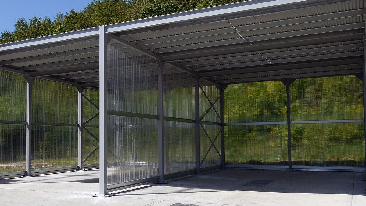 ScreensUk's tweet image. We completed this enclosure for the NHS Blood and Transplant Center project in Barnsley last week. This over-sized 2 bay enclosure is 12.8M x 10.2M and 5.5M tall and was installed in just a week. If we can help you realise your project get in touch.