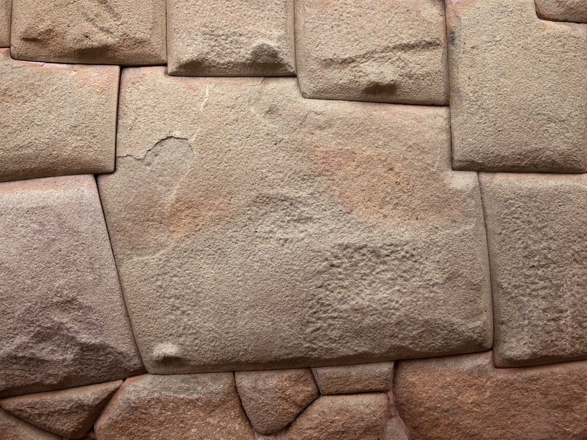 CostaricaGiat's tweet photo. @Pulpiperu_GIAT nos cuenta que un símbolo de la ciudad de Cuzco es la inmensa Piedra de los 12 Ángulos, de aproximadamente 6 toneladas y famosa por su perfección. Expertos afirman que si alguna vez se quitase se vendría abajo toda la construcción 😱 #Perú #1GIATporelmundo https://t.co/t6E59xfLcW
