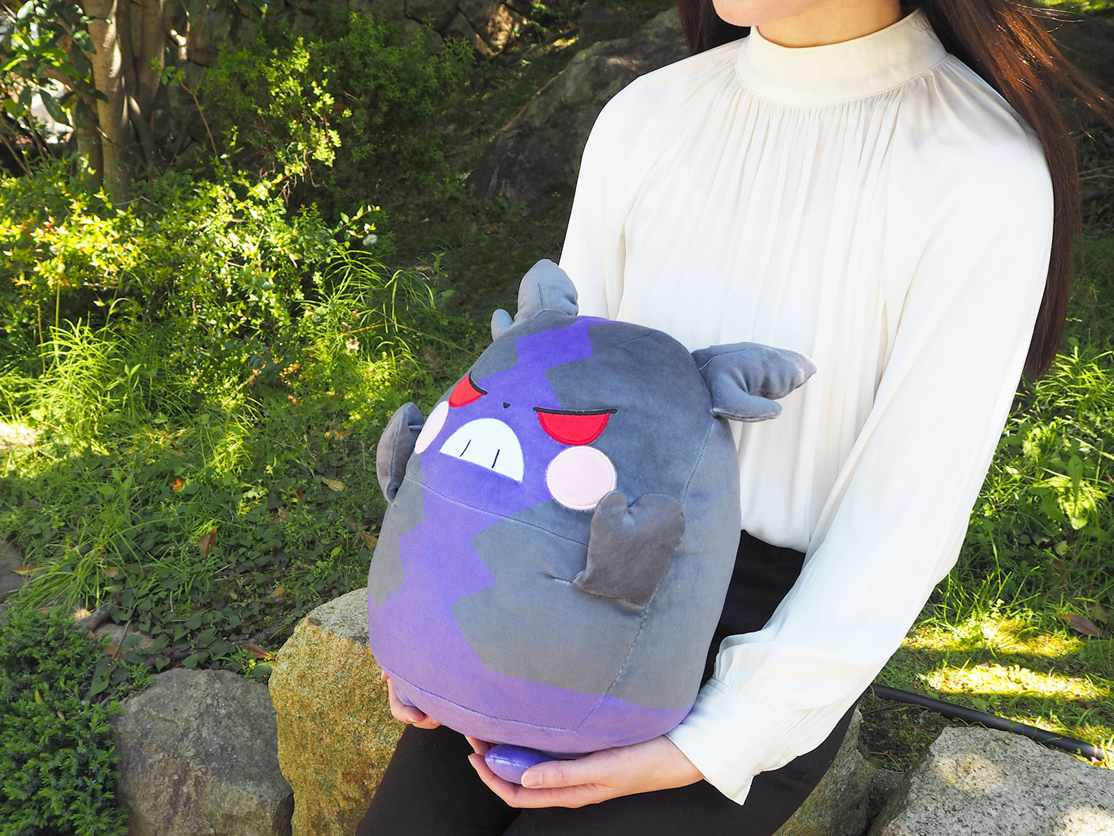 ぬいぐるみの三英 ゲームキャラクター ポケモン新商品情報 もちっとふわっと心地の良い感触で大好評の もちふわクッション から リバーシブルで楽しめるモルペコが登場 ファスナー付きで ひっくり返せる仕様です サイズ H32 W26 5 D26 5cm