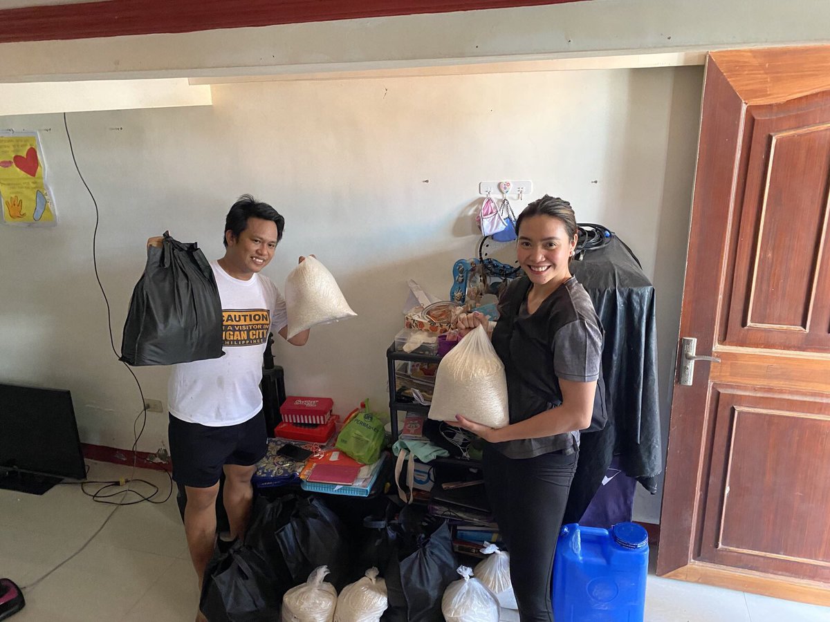 VCGBph's tweet image. Tyang @Abymarano went from Bocaue➡️Valenzuela➡️Malabon➡️España AND BEYOND to distribute more of our #CareForAll packages👏🏽👏🏽👏🏽

Huge thanks to @FilleisFly who donated 100 care packages for our beloved referees and court officials❤️