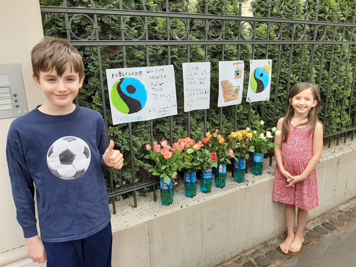 Lovely to see the #nextgeneration of #Fairtrade supporters taking action during #WorldFairtradeDay #FairtradeTogether #PlanetFairtrade #TradeFairLiveFair @FAIRTRADE 👏👨‍🌾  🌹