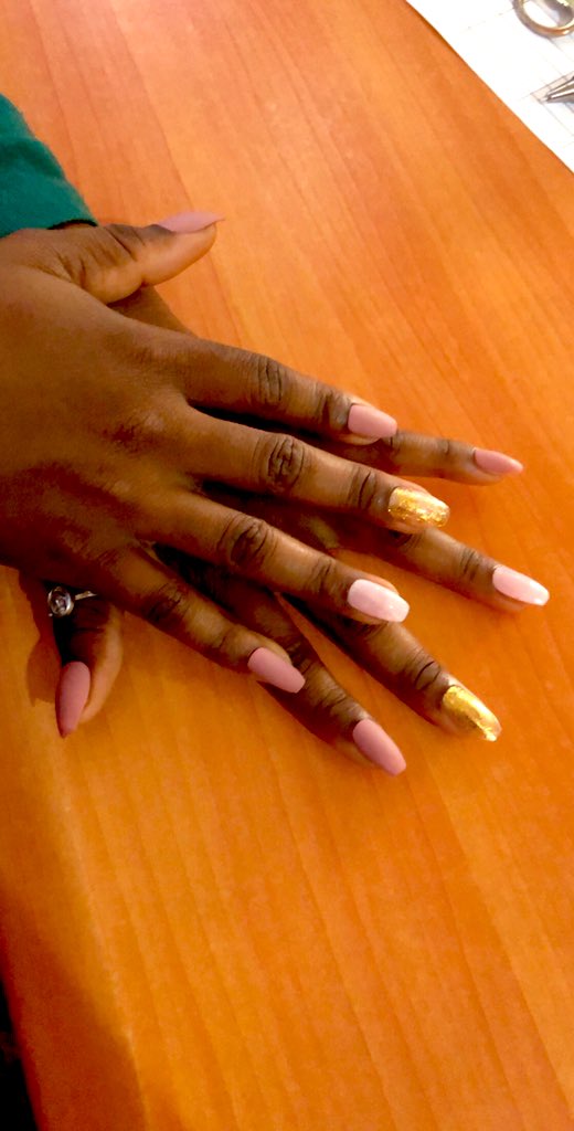 TraorePrisca1's tweet photo. J’ai reçu mes ongles de chez @tchainya 😍😍et je les ai  placé en 15min chrono 😎merci encore l’ancien , la mission sera bien exécutée 😎@Hanii_blessed j’attends ton record de première pose 😂😌 https://t.co/hK8YMCquEy