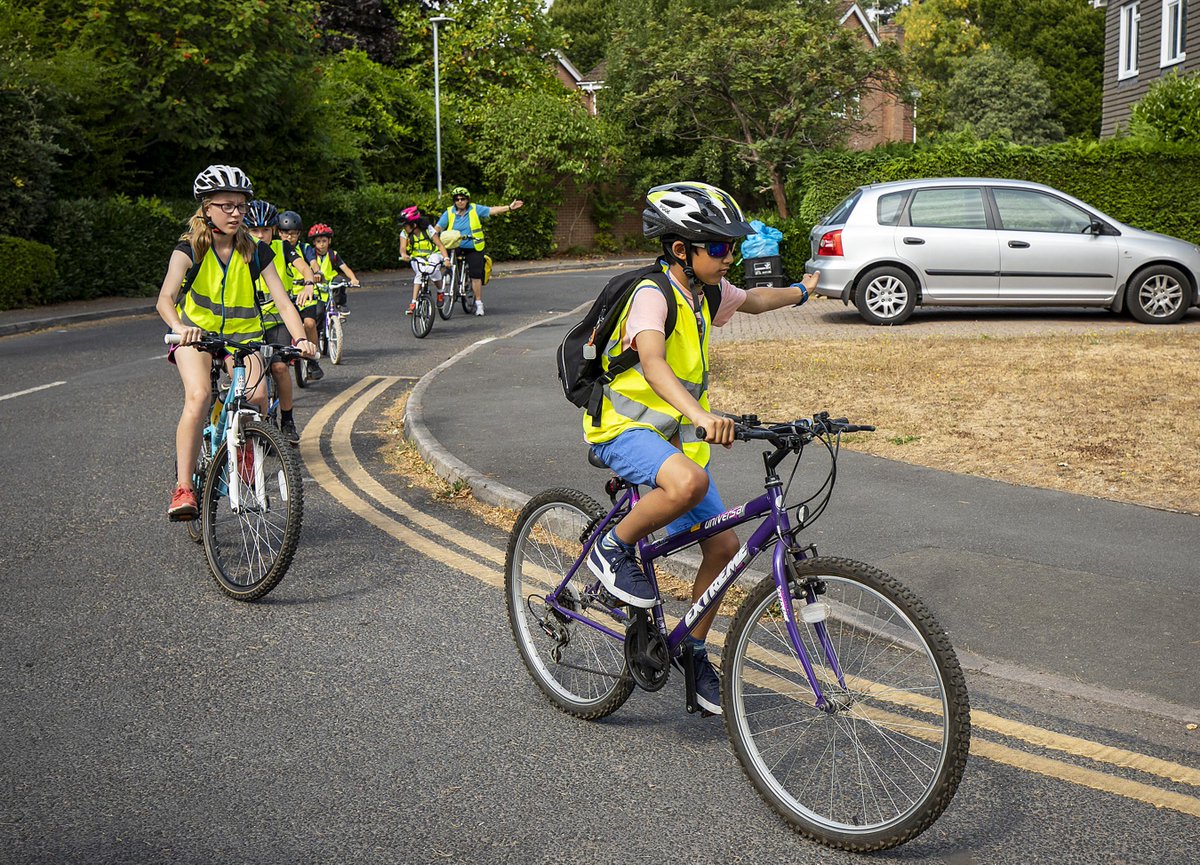 WokinghamBC's tweet photo. Delighted to be named by @BikeabilityUK as Local Authority of the Year😄

This is thanks to the fantastic work of our @MJWokingham team carrying out inclusive cycling training across the Borough🚴

It's a double win with Shinfield St Mary's Junior School also picking up a prize🏆 https://t.co/6AIQiZUbes