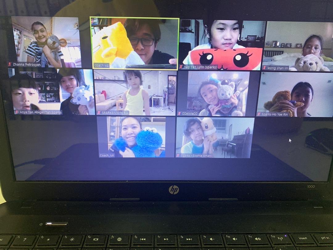 CheerAsp's tweet photo. TEDDY BEAR PRACTICE with Team Sparks! 😍😘💕 #virtualtraining #cheerleading #cheer #cheervt #cheervirtual #cheeraspirations #ca #onlineclass #online https://t.co/2656AvLmo7