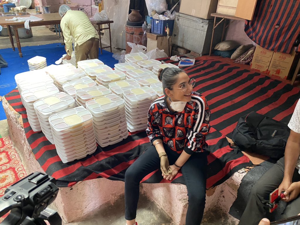 raginidwivedi24's tweet photo. LUNCH SERVICE FOR COVID WARRIORS #RDWELFARE 💕 #ThankYouWarriors #Covid_19 #ALLINCHALLENGE #bengalurulockdown https://t.co/UV62gBd3WR