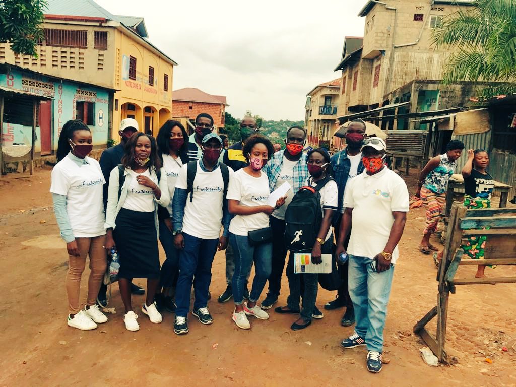 AsblFraternity's tweet photo. Fraternity a sensibilisé ce 10 Mai 2020 la population de lutendele à Kinshasa-mont ngafula sur covid-19. Avec distribution des masques de protection à multi usage et savons pour désinfection des mains. Merci aux partenaires que vous êtes 👏👏👏 https://t.co/0b3VdlIliC