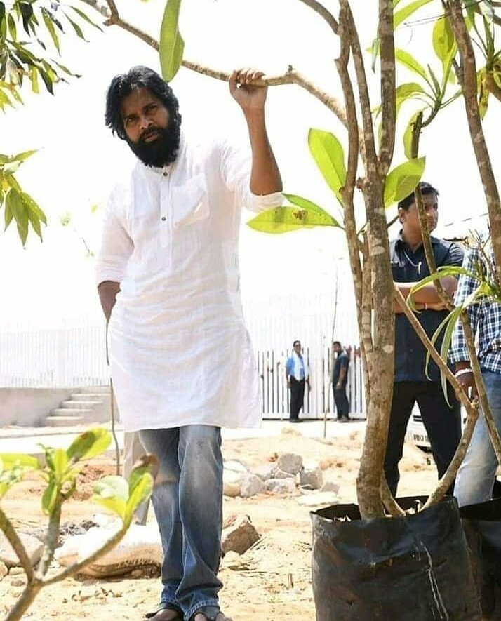 MeeBidda's tweet photo. More than 10.6 M+ now and broken our own bday record. Please show your same kind of support during political trends as well.Last movie related trend ani idantha mana happiness kosam chesam. Ika meedha praja samasyala paine fight cheddam🙏🙏

#8YrsOfGabbarSinghHysteria
#VakeelSaab https://t.co/WDkWjeaBya