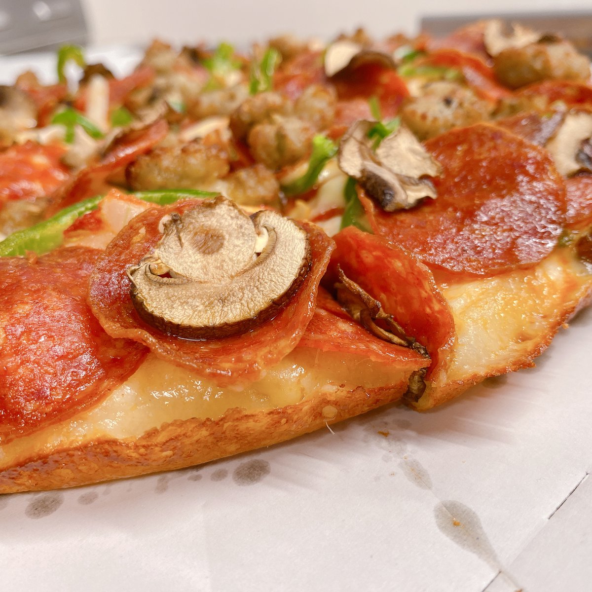 ドミノ ピザ ドミノのピザの生地 8種類から選べるって知ってた その中の一つがこのパンピザ 通常よりもふんわりとした食感で より柔らかい食感に ピザの耳が苦手な人にも食べやすいって噂 パンピザ派の人いる ドミノピザ パンピザ