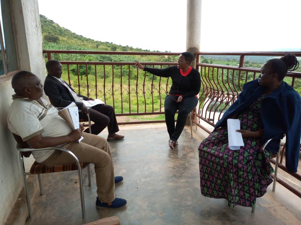 Mtafiti kutoka TALIRI Bi. Neema Urassa (wa pili kutoka kulia) akimuelimisha mfugaji faida ya  kuongeza thamani kwa mifugo,  kufuga kibiashara na kuvuna mifugo yake ili iweze kuwa na tija kwake na kumuongezea kipato jana katika Wilaya ya Kyerwa Mkoani Kagera. (10/05/2020)