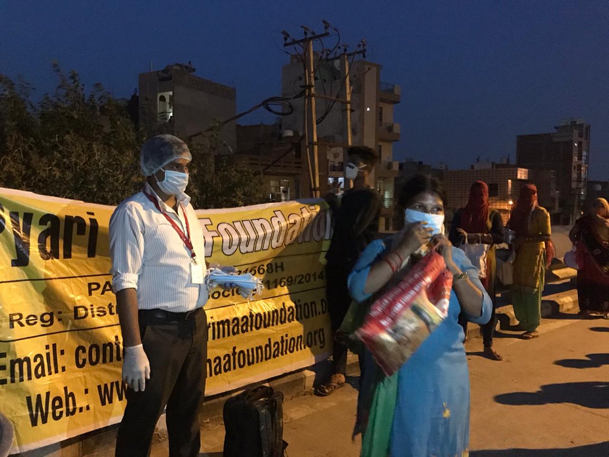 pyarimaa_org's tweet photo. We are corona warriors Team, Pyari Maa Foundation has taken a move to distributing face masks for the individuals who doesn't have any face mask. we are trying to provide it at multiple areas in Delhi.
#PyariMaaFoundation #covid19 #Maskdistribution #needy #lockdown #Masks4All https://t.co/WB4mHM4KyL