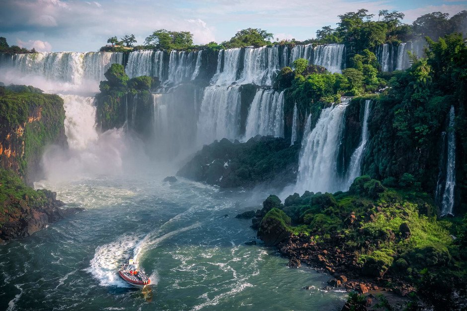 ClaudiacubaG's tweet photo. Las Cataratas del Iguazú, son un conjunto de cataratas que se localizan sobre el río Iguazú, en el límite entre la provincia de Misiones y el estado brasileño de Paraná. Fueron elegidas como una de las «Siete maravillas naturales del mundo».

#1GIATporelmundo
@JuanArgentinaGI https://t.co/H5kD3GNtLE