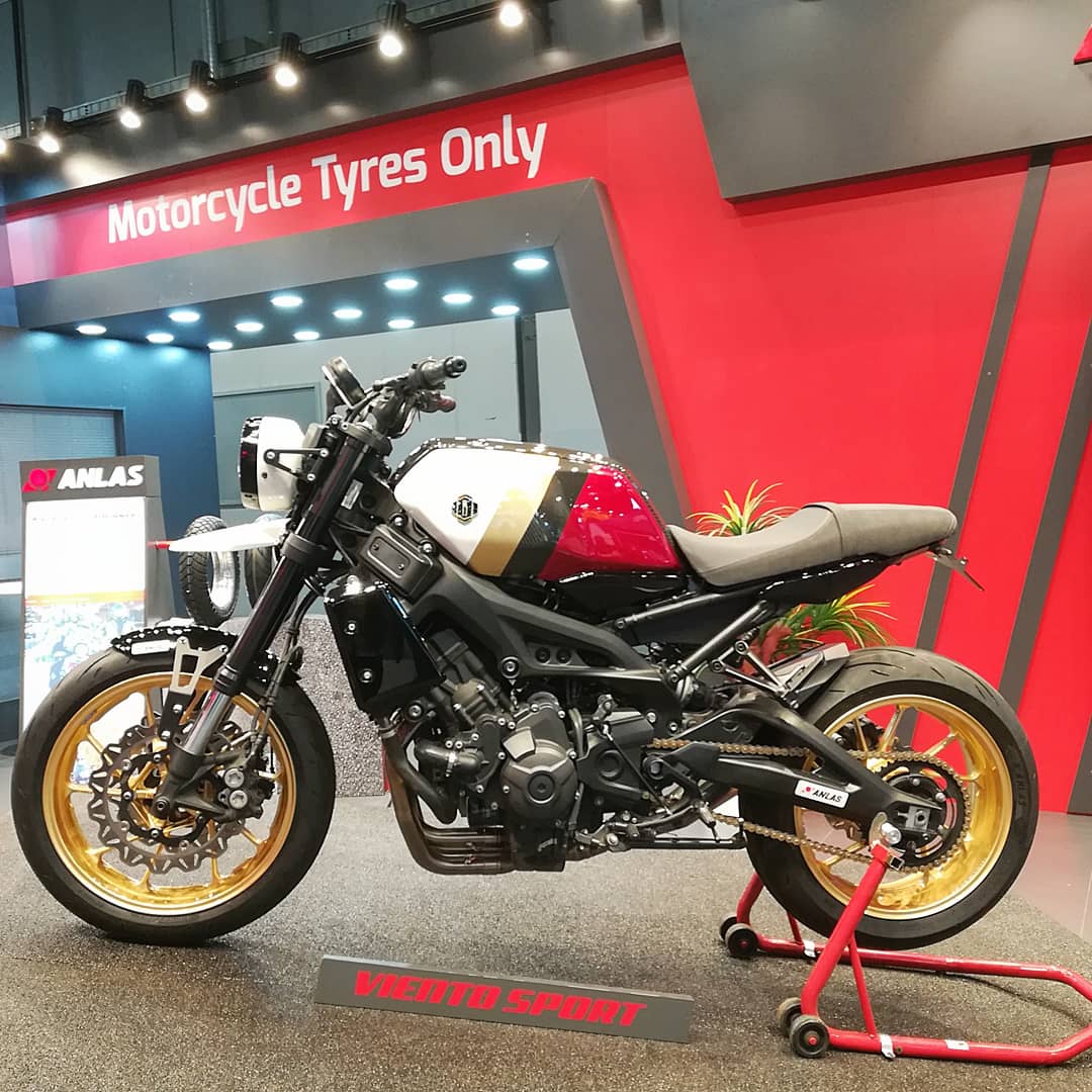 CafeRacerCultgr's tweet photo. Bunker Customs Cycles
Bunker Chimera
#bunkercustomcycles #yamahaxsr900 #caferacercult #bunkerchimera #yamaha #xsr900 #anlastyres https://t.co/RWHZI1uoFH