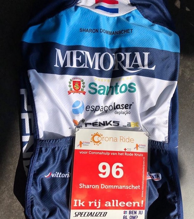 Wielrenster <a href="/sdommanschet/">Sharon Dommanschet</a> rijdt voor de Braziliaanse ploeg Memorial Santos 🇧🇷. "Ik rijd alleen! Willen jullie net als ik het Rode Kruis steunen en ook een gepersonaliseerd rugnummer? Dat kan met de Corona Ride! Doe mee aan dit mooie initiatief." 

nkwielrennenbedrijven.nl/coronaride