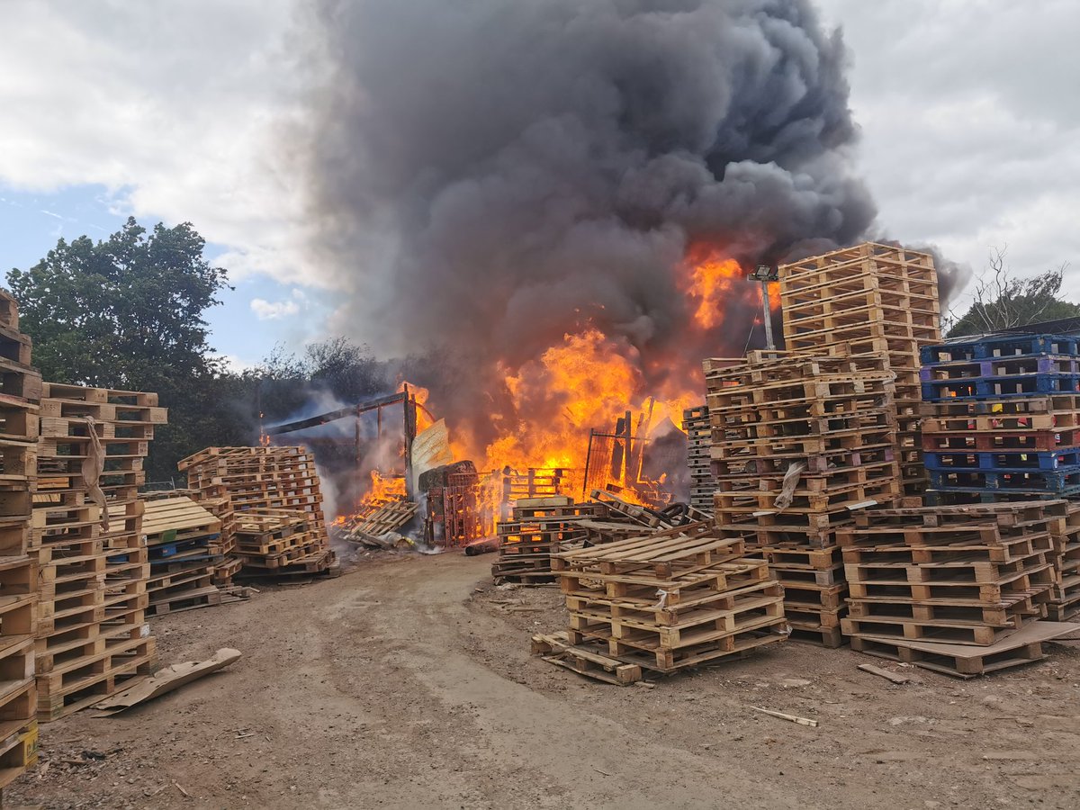 Tadley12's tweet photo. #Belllsdown - currently assisting multiple @RBFRSofficial resources at a commercial fire in Padworth. https://t.co/6IZwFV6gx4