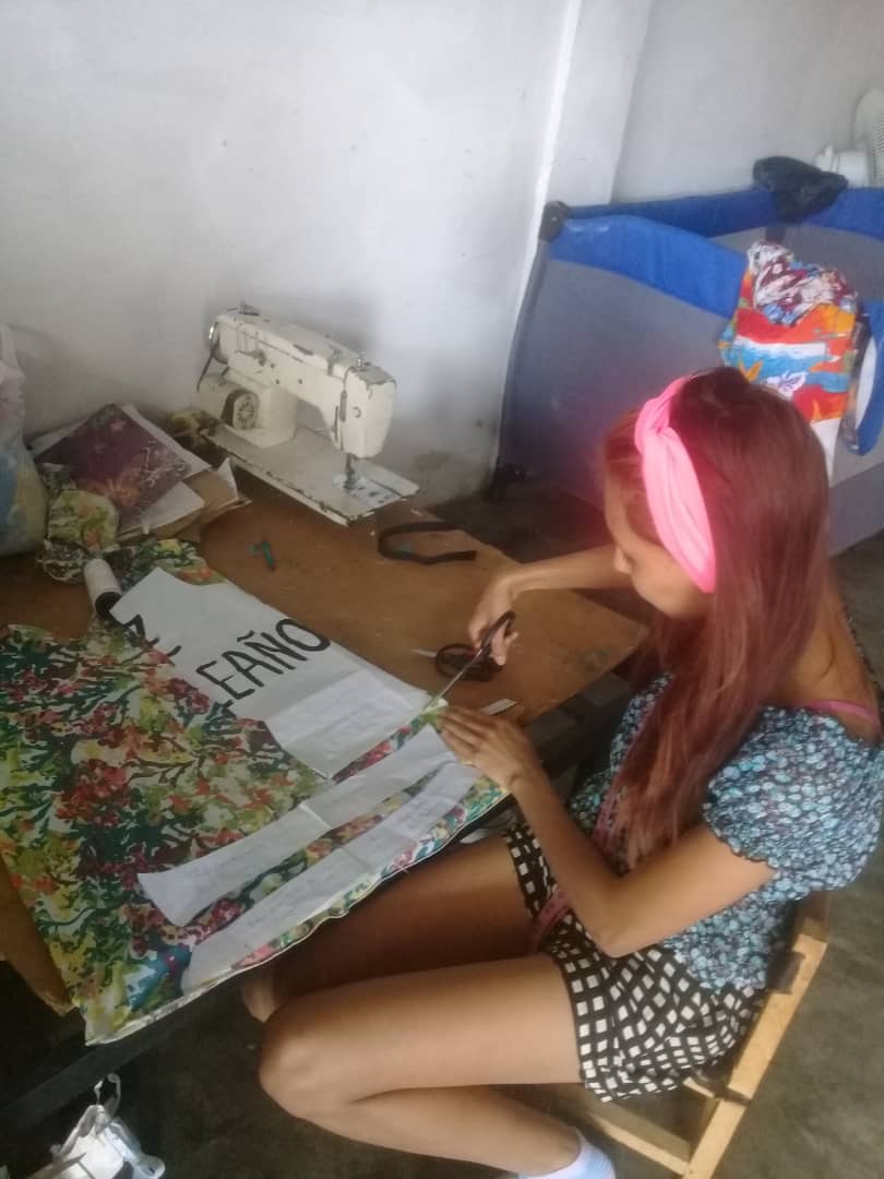 CarmenCarreroS's tweet photo. #6May Munic. #Independencia #PanDeAzucar Cont. Formación a distancia. Partic. Michel Ramírez aprendiendo desde casa "Confección de Blusa" del "Curso de Confección de Camisas Damas y Caballeros", con la MTP Omaira Lizcano del #IncesTextilParamillo #Tachira #FormacionIncesEnCasa https://t.co/EmmLdcWzFD